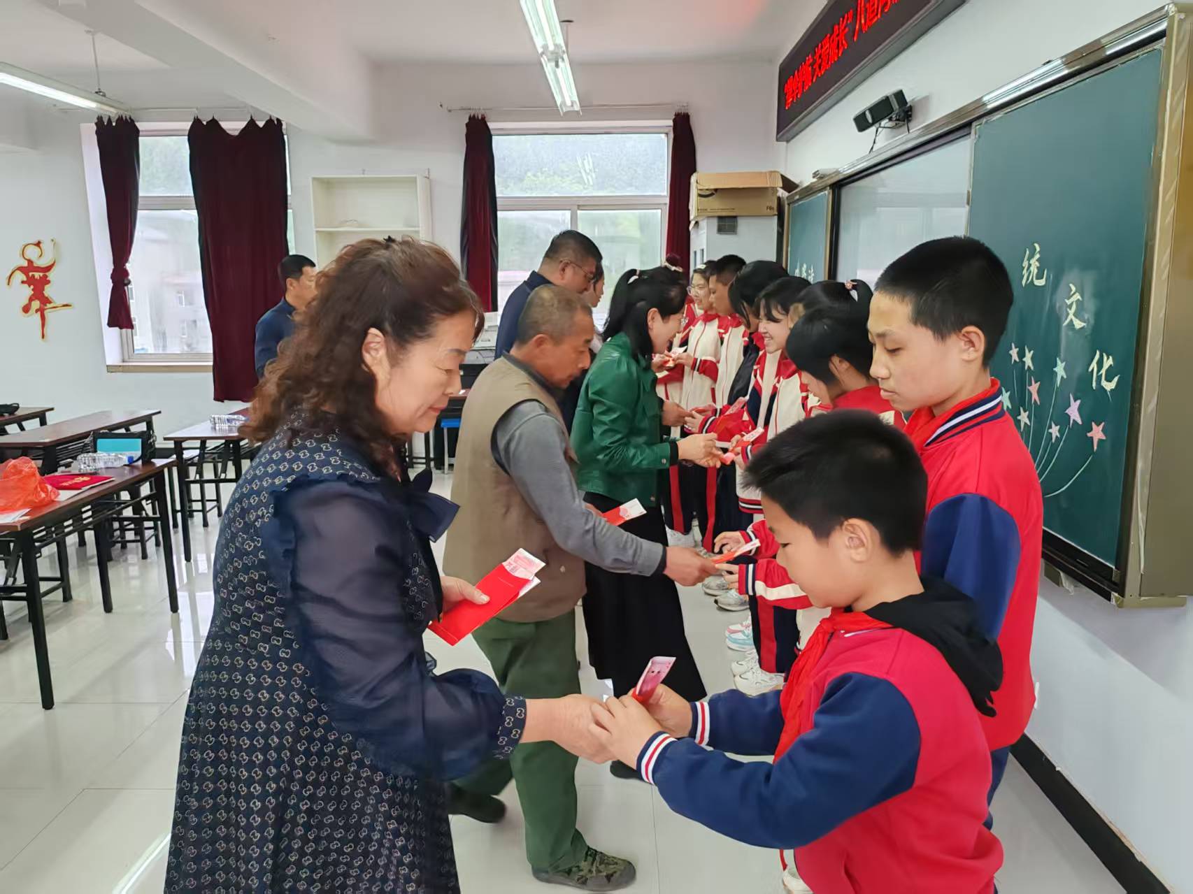 大爱润春苗 善举暖童心——吉林省白山市长白县八道沟镇奏响“撑伞护航”助学乐章