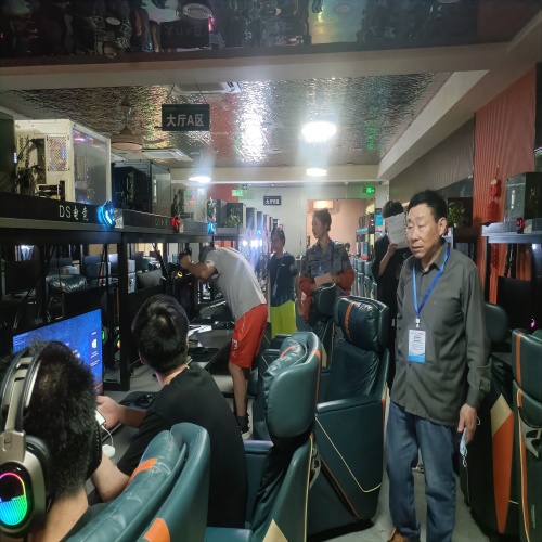 江西省新余市渝水区城北街道关工委“五老”网吧义务监督员开展网吧巡查