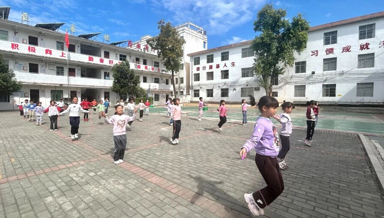 江西省赣州市于都县宽田中心小学关工委：让跳绳跳出成长新活力