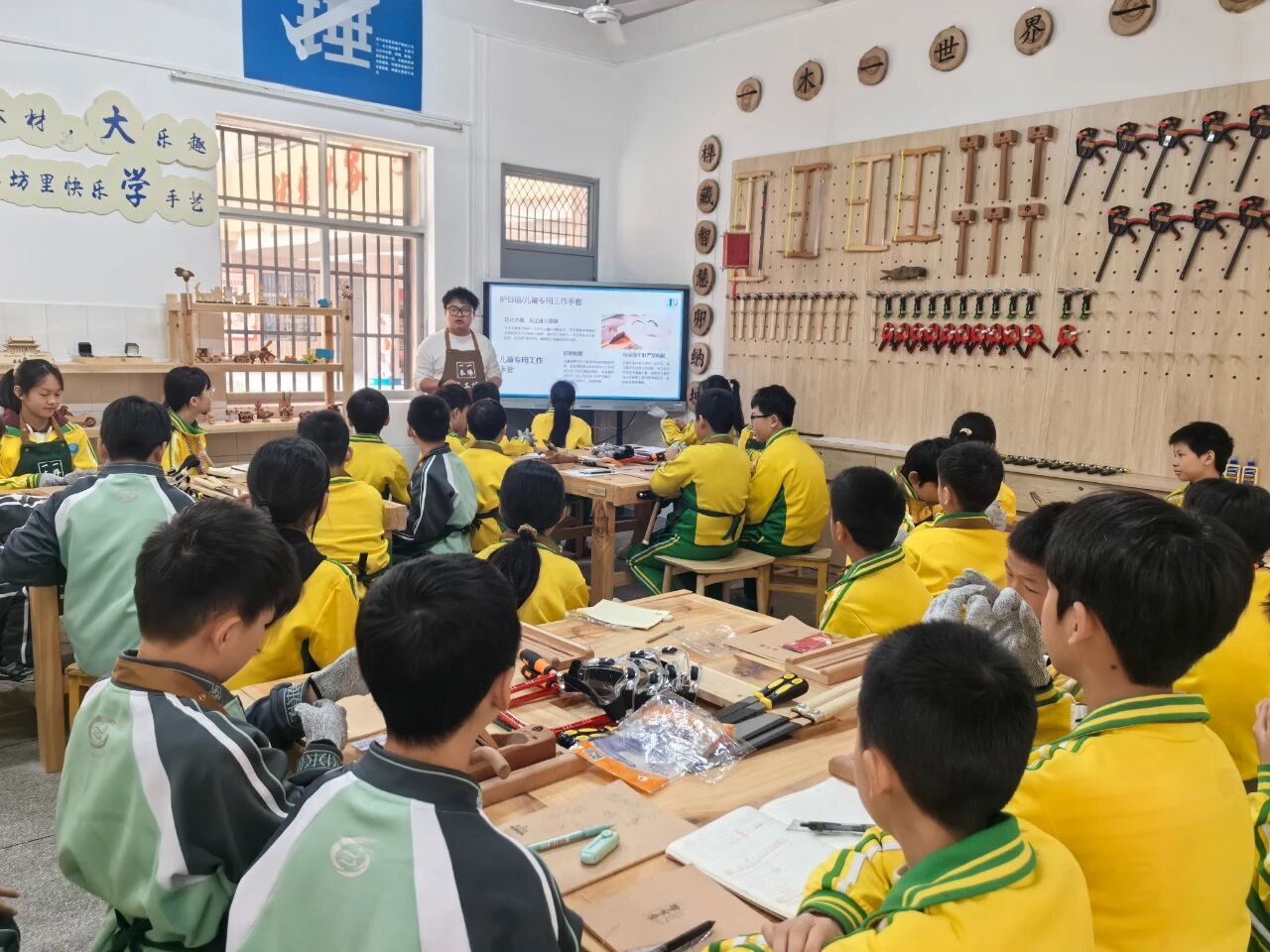 江西省赣州市于都县天润实验学校关工委：木工房开课啦！