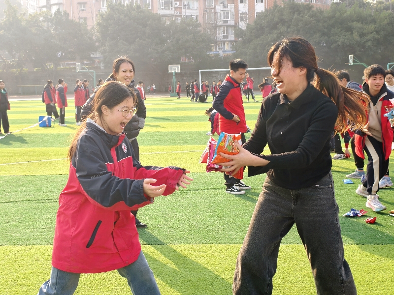 减压焕能  逐光迎新——四川自贡高新区汇东实验学校举办九年级师生趣味活动