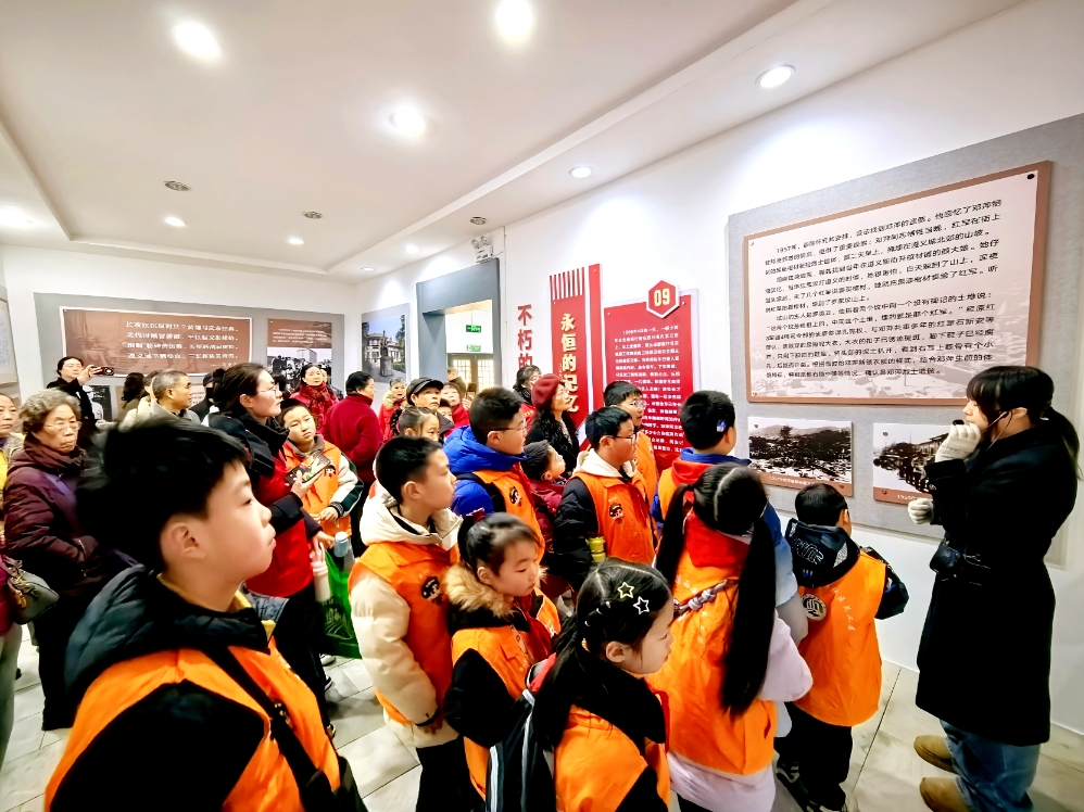 四川省自贡市高新区西湖社区关工委开展缅怀邓萍先烈红色研学活动
