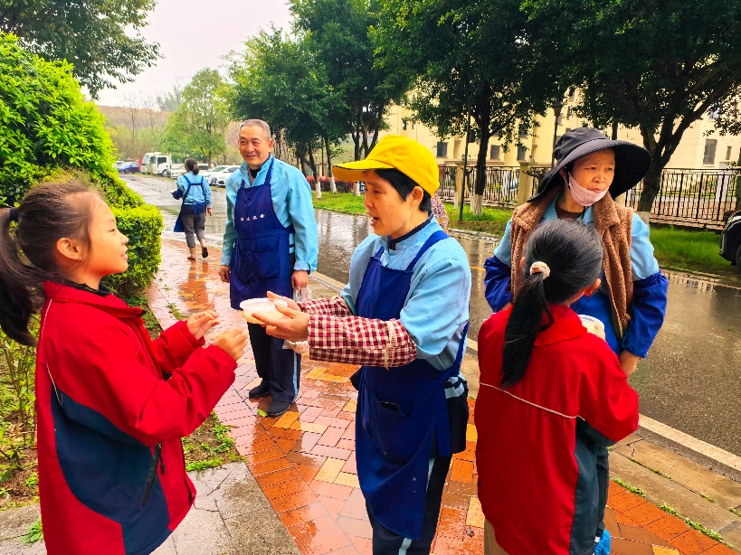 学雷锋做志愿   校社结合共发力——四川自贡高新区燊海社区 学校关工委联合开展少年儿童活动