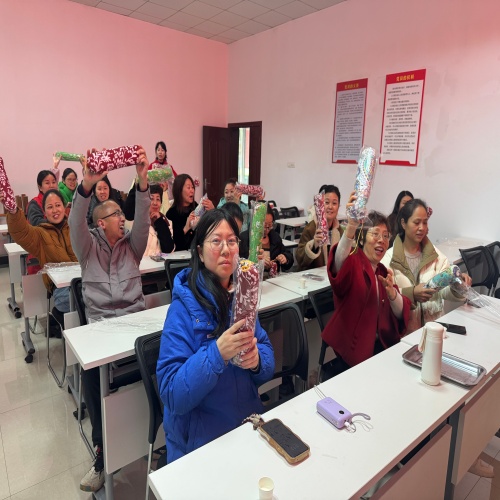 江西省新余市渝水区城北街道春龙社区关工委开展“三八传温情 安康伴邻里”手工制作艾灸枕活动