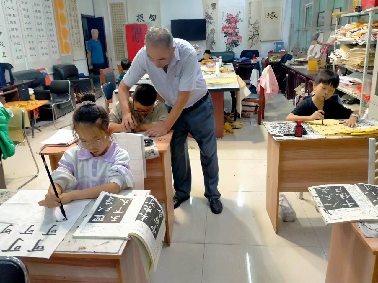 银发生辉翰墨香 桃李芬芳满园春——山东省济宁市任城区“五老”志愿者朱福平