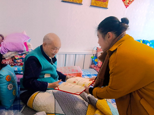 荣誉送给关心下一代工作的张文生同志