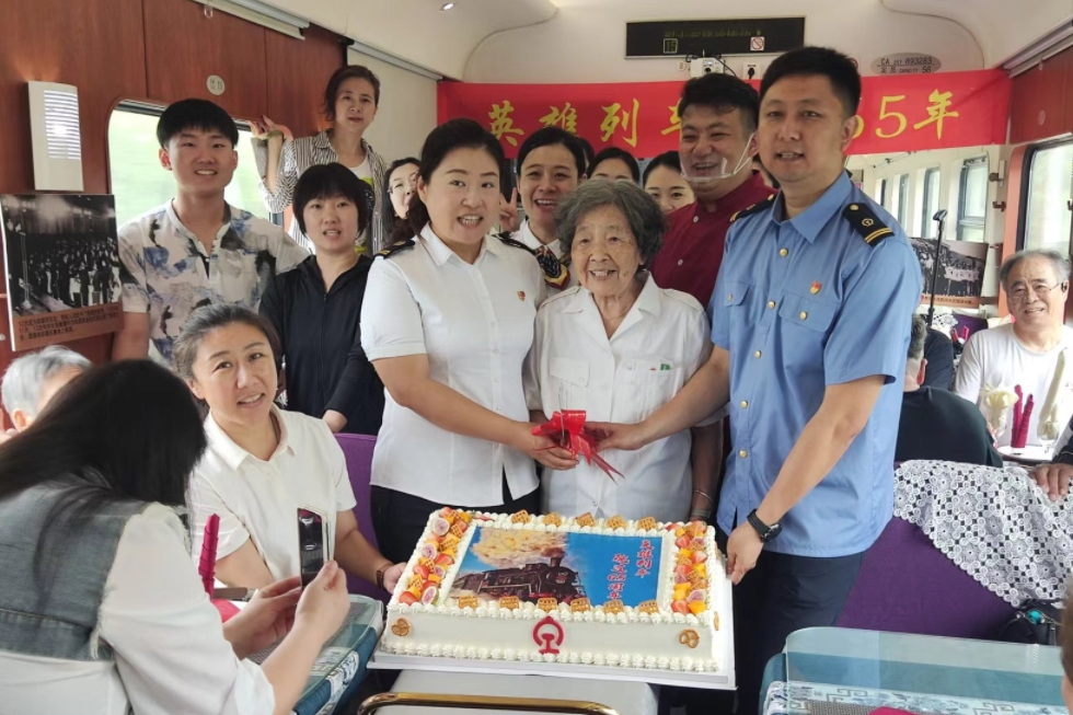 关工委顾问不辱使命，九十岁高龄老人再叙“12次英雄列车”历史