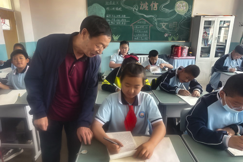 情系桃李，甘做园丁