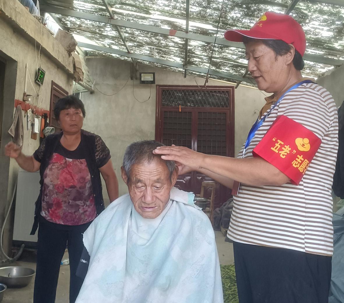 江苏省徐州市铜山区单集镇关工委：31名“五老”和志愿者宣讲轻骑兵活跃乡下