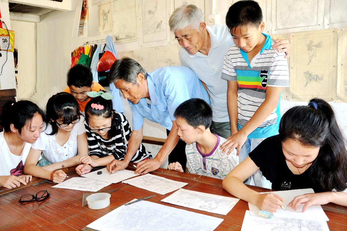 81岁退休工人唐地生以画传情，点亮青少年艺术梦想