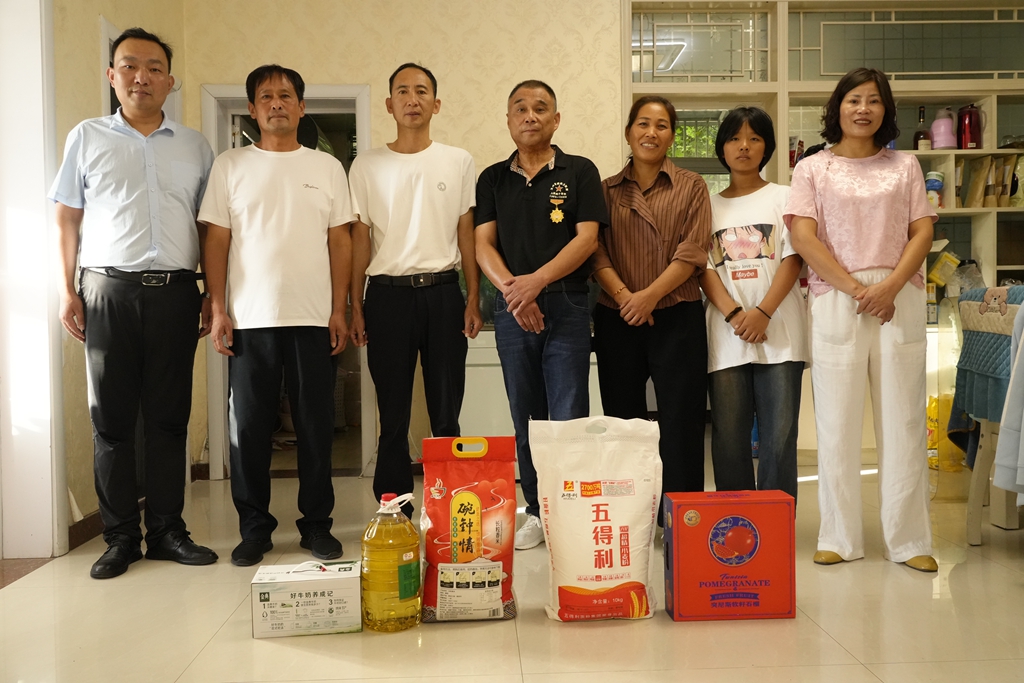 安徽省阜阳市阜南县志愿者张洪玲国庆慰问老兵张林 聆听战斗故事传承红色精神