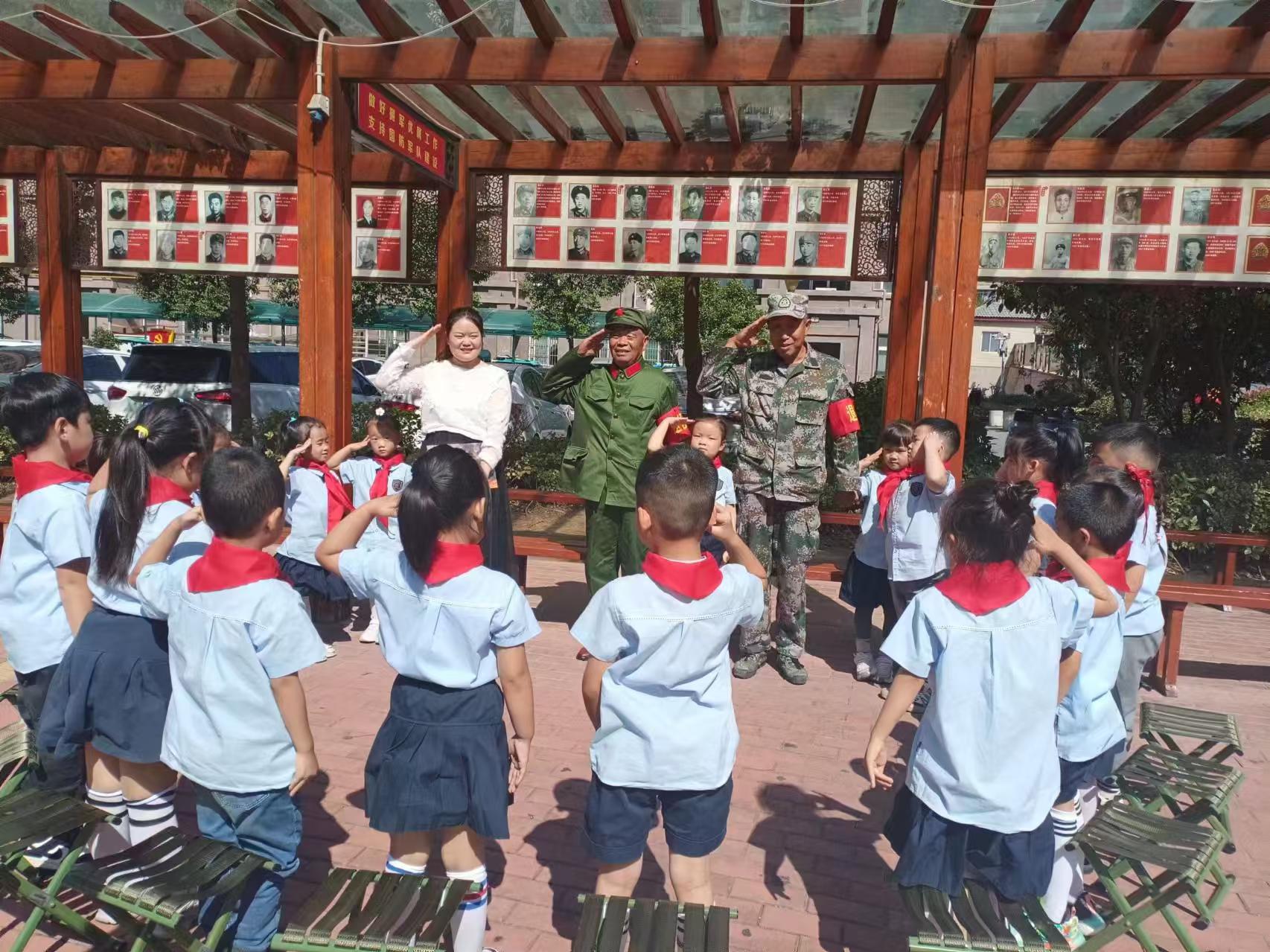 江苏省徐州市经开区大庙街道官庄村关工委组织开展“国防教育进校园，红色基因薪火传”宣讲活动