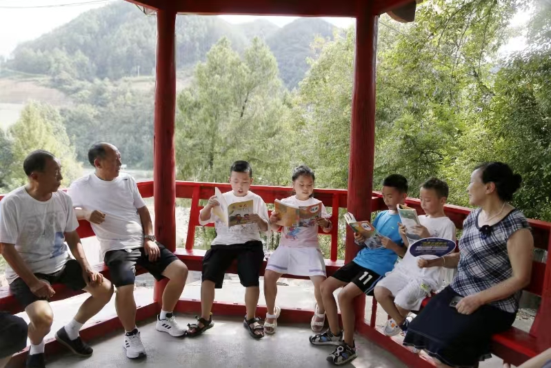 四川省巴中市南江县关工委突出“五老”关爱，开展助孤帮困