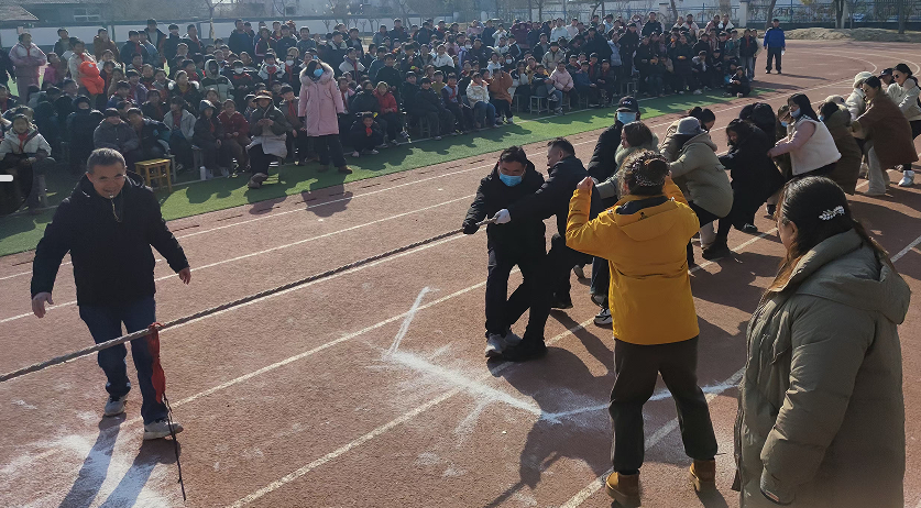 江苏省徐州市铜山区棠张镇跃进小学开展拔河活动庆元旦