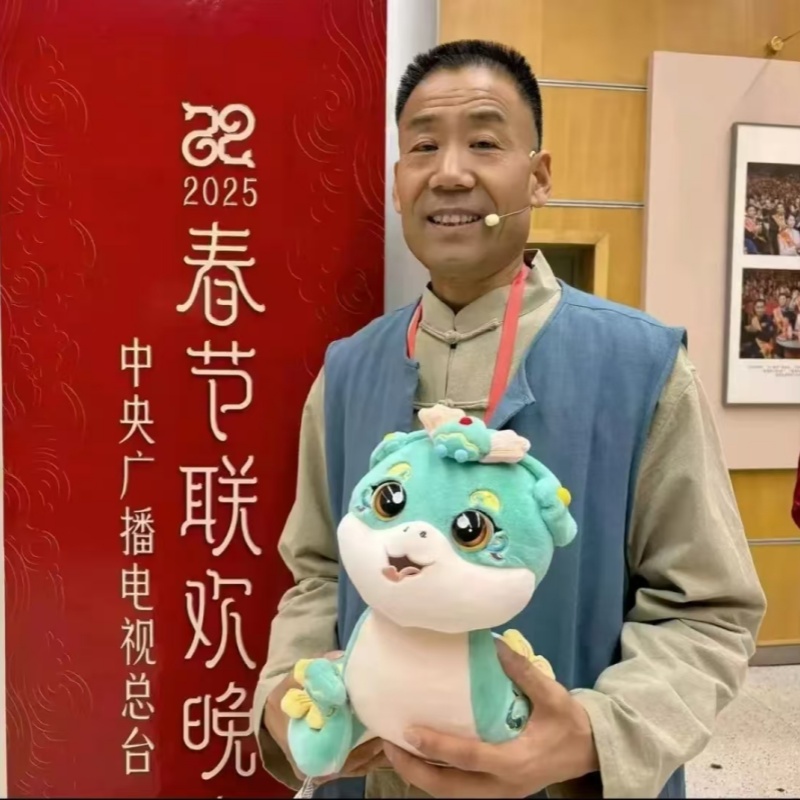 江苏省徐州市铜山区柳泉镇北村关工委副主任“农民歌手”刘广局登上央视春晚