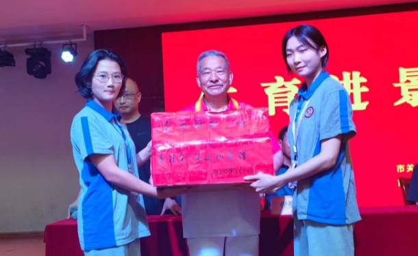 以球传情献余热