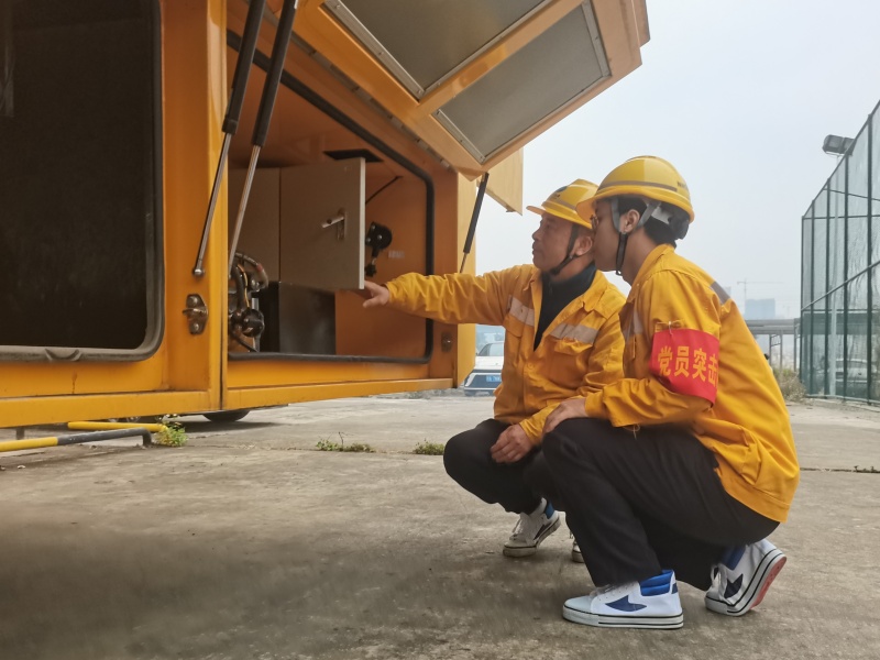 中国铁路南宁局集团有限公司南宁供电段退休技师胡红顺 12 年传技育人 助力设备检修与青年成长