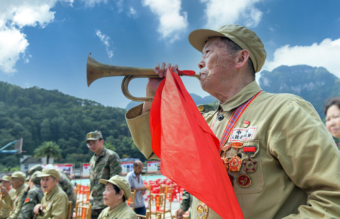 湖南省吉首市抗美援朝老兵彭官荣：战场“号角”化心声 情注关心下一代