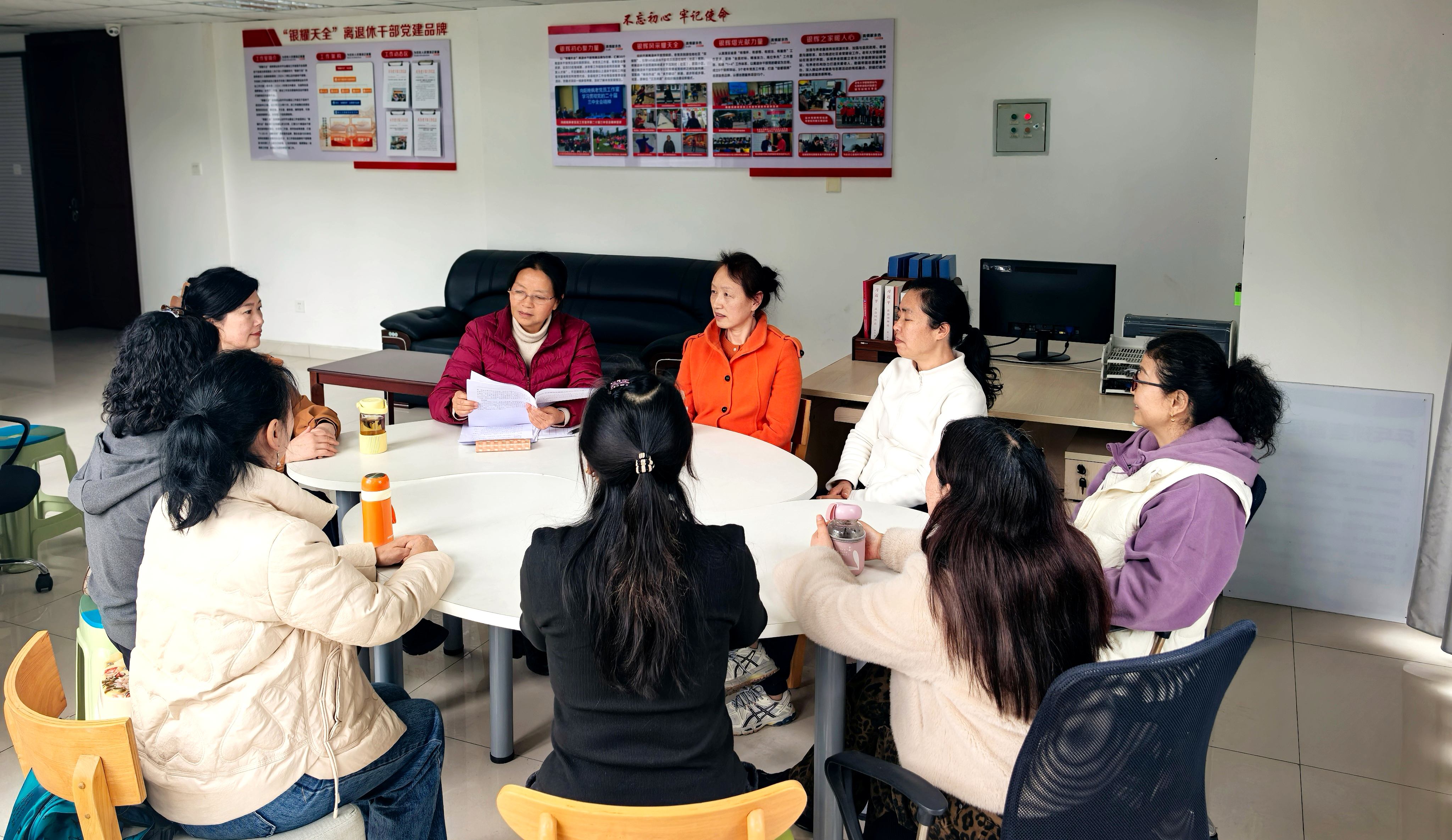 四川省雅安市天全县丹心向党文艺争鸣工作室组织“五老”志愿者学习全国“两会”精神