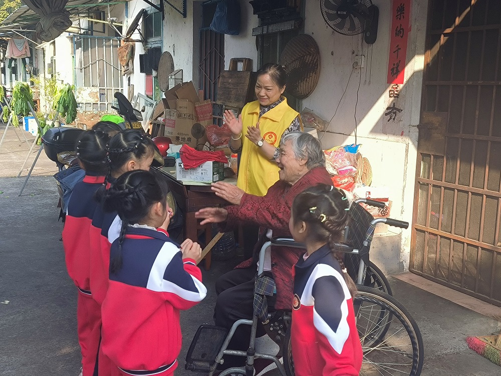 1704190968839255.jpg “五老”志愿者和小朋友慰问高龄老人彭奶奶1.jpg