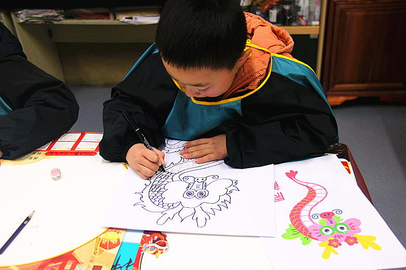 1704280501414528.jpg 玄武湖街道关工委联合开展“童心迎新年 巧手画年画”活动(6).jpg