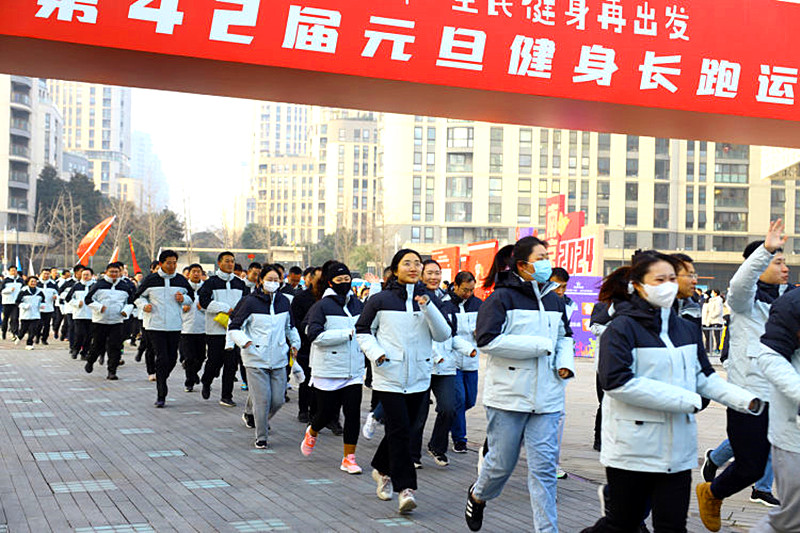 1704356337537968.jpg 江苏省南京市玄武区“五老”志愿者助力“2024南京市第42届元旦健身长跑运动会” (8).jpg