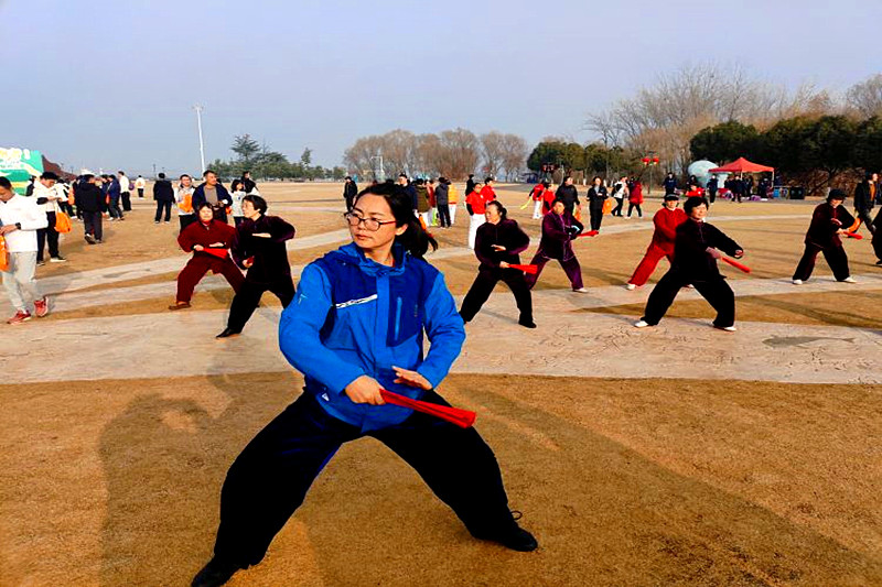 1704356352277687.jpg 江苏省南京市玄武区“五老”志愿者助力“2024南京市第42届元旦健身长跑运动会” (9).jpg