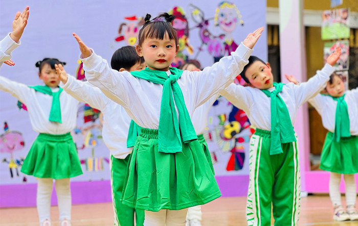 1704361630377801.jpg 动态展表演2_副本.jpg