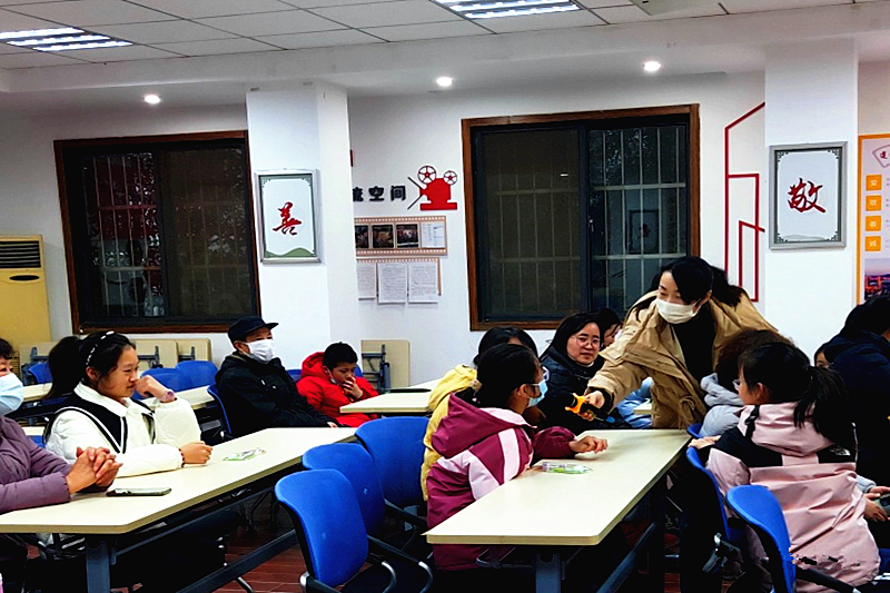 江苏省南京市玄武区香铺营社区关工委组织青少年和“五老” 开展迎新年活动 (2).png