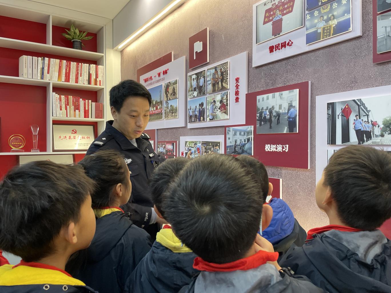 1704674399299020.jpg 警1.jpg