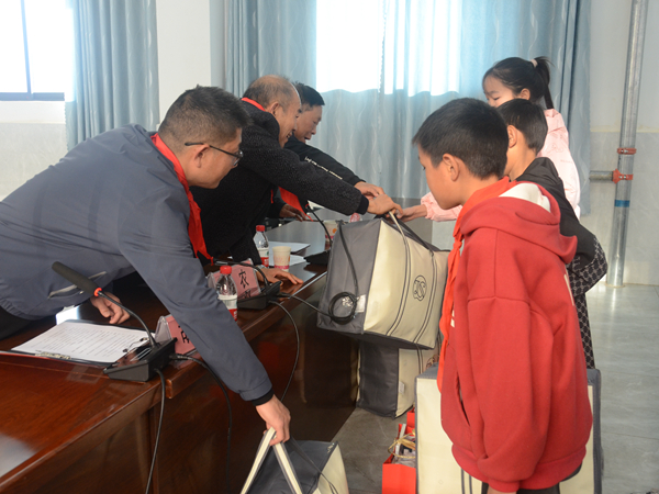 1704696602291726.jpg 发放暖冬物资_副本.jpg