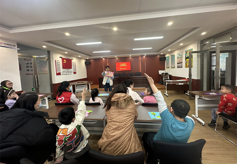 1704762525934399.jpg 元宝山区会宁东社区龟兔赛跑绘画活动照片2_副本.jpg