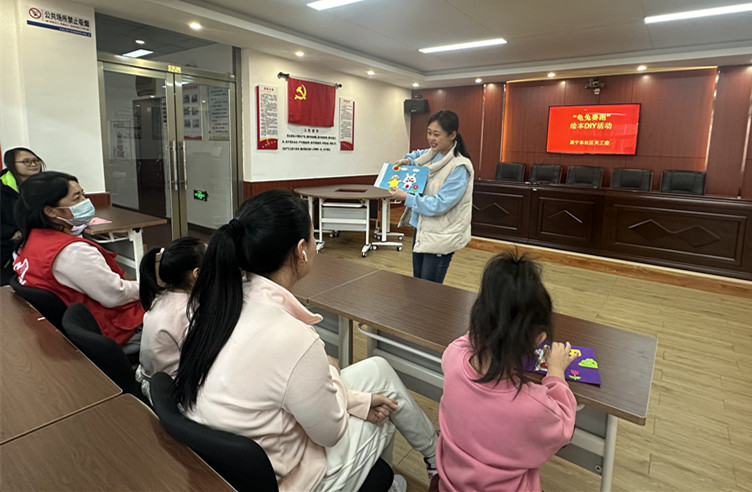 1704762548186109.jpg 元宝山区会宁东社区龟兔赛跑绘画活动照片3_副本.jpg