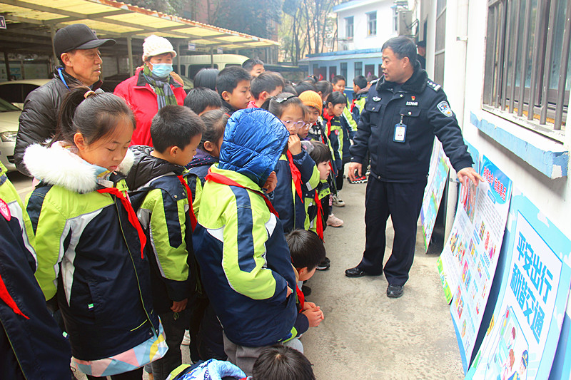 玄武湖街道关工委联合板仓派出所关工站开展“警营开放日”活动(8).jpg