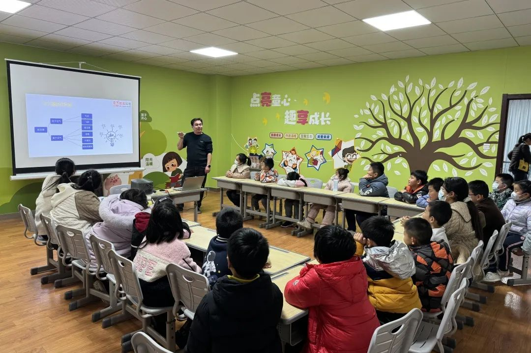 江苏省南京市玄武区唱经楼社区开展“拥抱科技 飞翔的梦”无人机体验小课堂活动.png