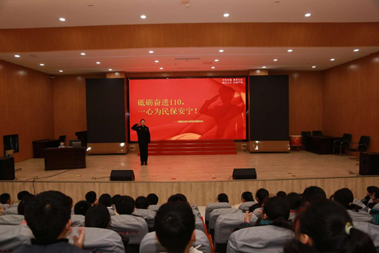 1月9日上午，泰州高港实验初级中学教育集团关工委协同在环溪校区举行“法治进校园”专题讲座，刁铺派出所的宋警官应邀主讲。1.png
