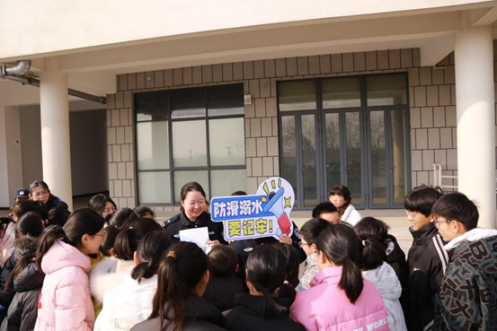 1月9日上午，泰州高港实验初级中学教育集团关工委协同在环溪校区举行“法治进校园”专题讲座，刁铺派出所的宋警官应邀主讲。2.png