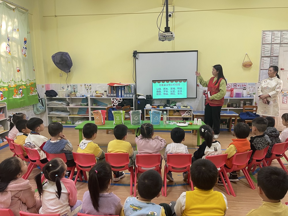 窑埠社区关工小组在东城启迪幼儿园开展社会主义核心价值观宣传教育活动（2）1.jpg