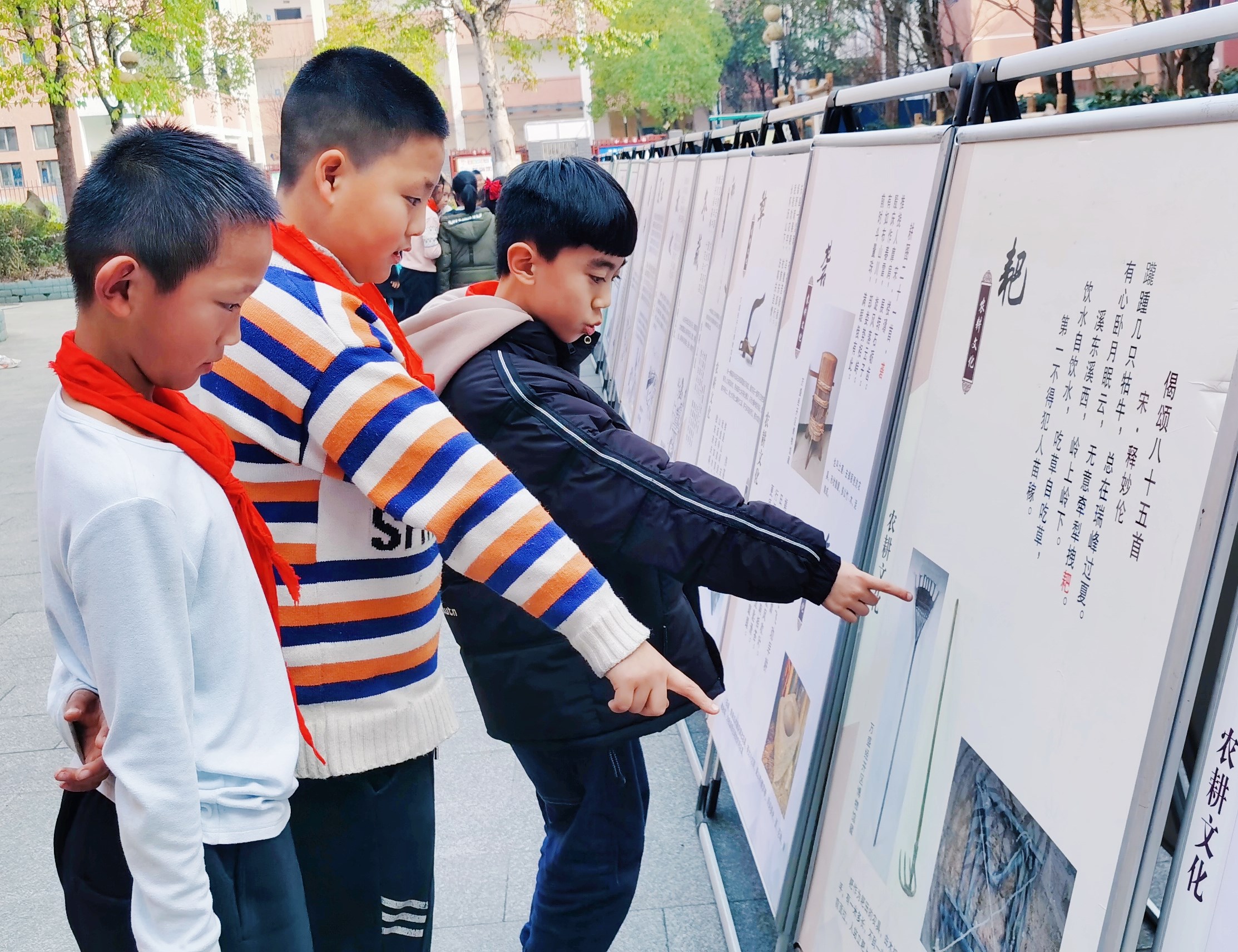 1月12日，重庆市万盛经开区博物馆、福耀实验学校关工委联合开展“寻梦溱州 记住乡愁”农耕文化展活动。.jpg