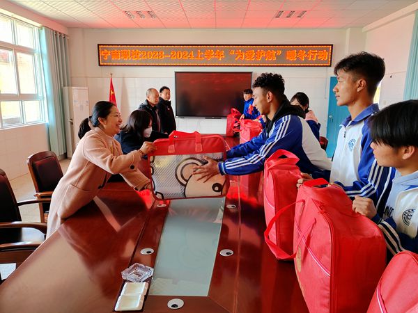 1705548127365372.jpg 送上温暖的毛毯.jpg