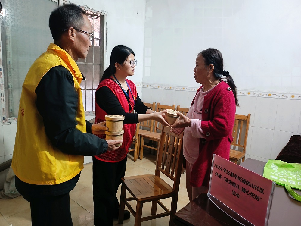志愿者给低保老人送上腊八粥表达祝福1.jpg
