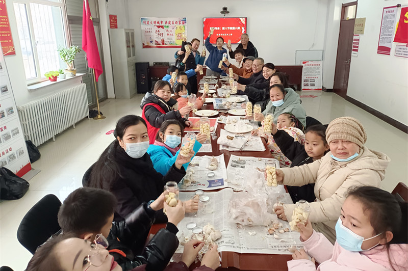 1706492703608911.jpg 元宝山区西城街道如意东社区腊八节活动照片2_副本.jpg