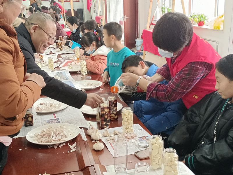 1706492720912925.jpg 元宝山区西城街道如意东社区腊八节活动照片3_副本.jpg