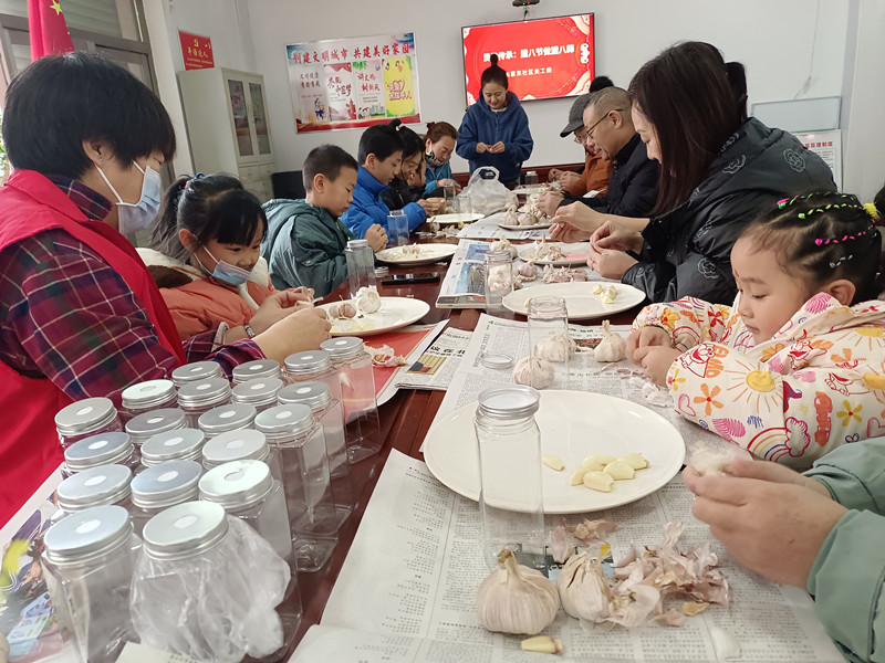 1706492736565915.jpg 元宝山区西城街道如意东社区腊八节活动照片1_副本.jpg