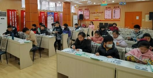 2. 孩子们耐心细致地对照图纸制作，在紧张欢乐的气氛中感受到了制作的奇妙，同时享受着创作的快乐。.jpg