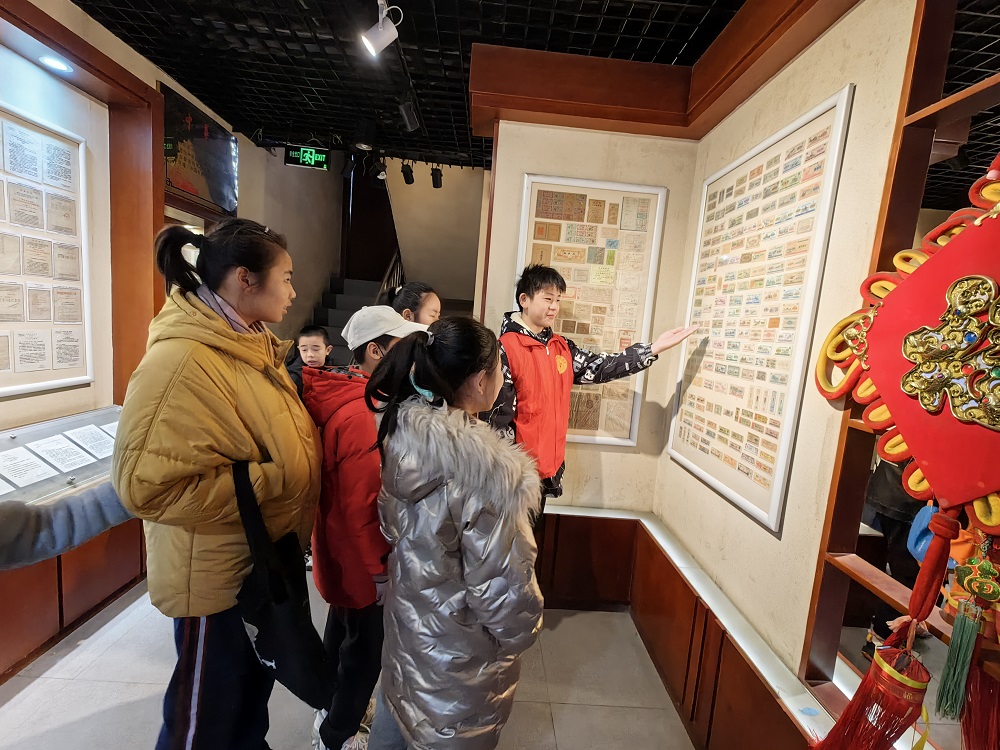 2.孩子们参观票据现场1.jpg
