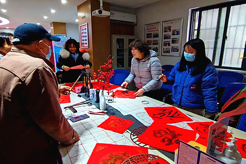 1706628617734211.jpg 江苏省南京市玄武区香铺营社区关工委开展“笔走龙蛇绘新春、翰墨飘香送祝福” 写春联活动(2).jpg