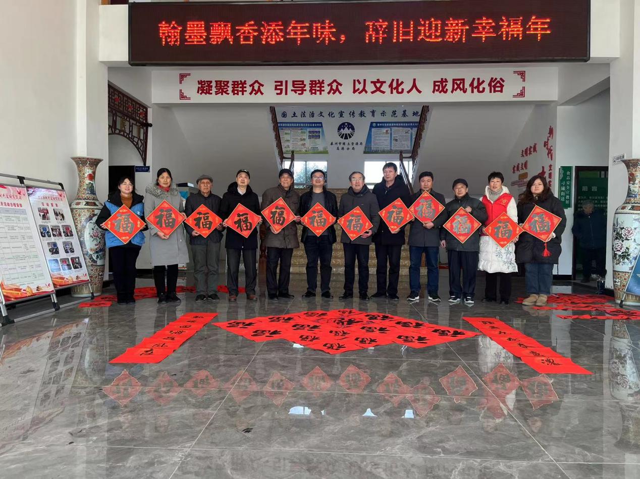 1月23日下午，泰州医药高新区（高港区）刁铺街道大丰社区关工委联合区中老年书画协会在大丰社区新时代文明实践站开展“墨香满新年 鸿福满大丰”书法送福活动。.jpg