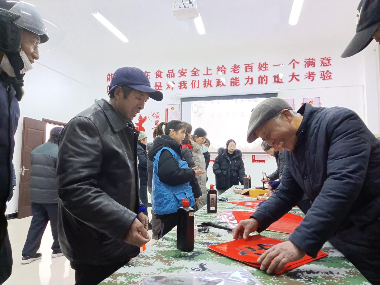 1月23日下午，泰州医药高新区（高港区）刁铺街道大丰社区关工委联合区中老年书画协会在大丰社区新时代文明实践站开展“墨香满新年 鸿福满大丰”书法送福活动。3.jpg