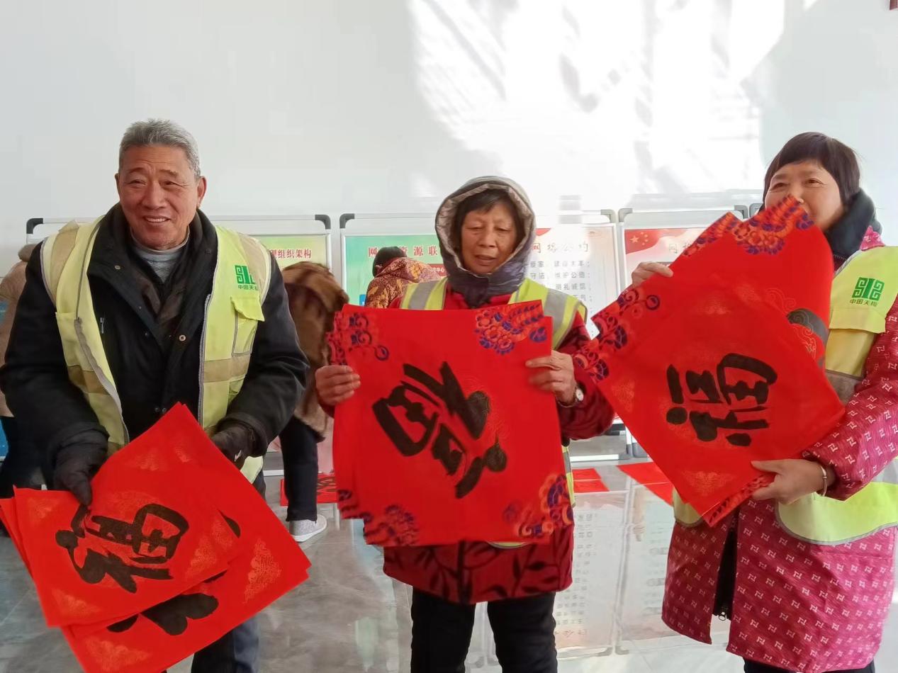 1月23日下午，泰州医药高新区（高港区）刁铺街道大丰社区关工委联合区中老年书画协会在大丰社区新时代文明实践站开展“墨香满新年 鸿福满大丰”书法送福活动。4.jpg